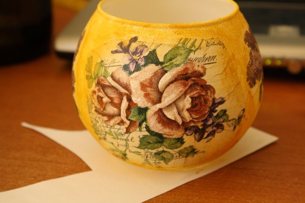 ваза со стороны розы